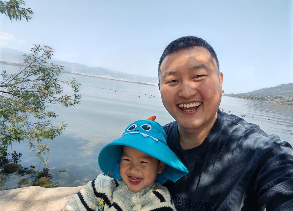 睿达和爸爸在湖边开心自拍