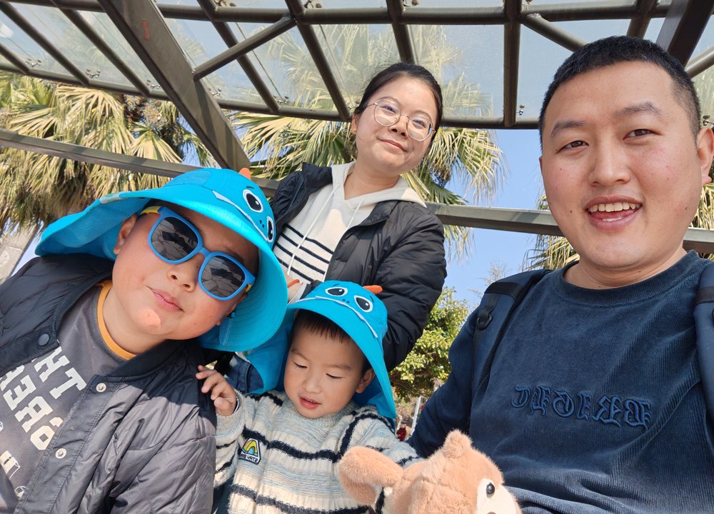 睿达和家人一起在户外合照