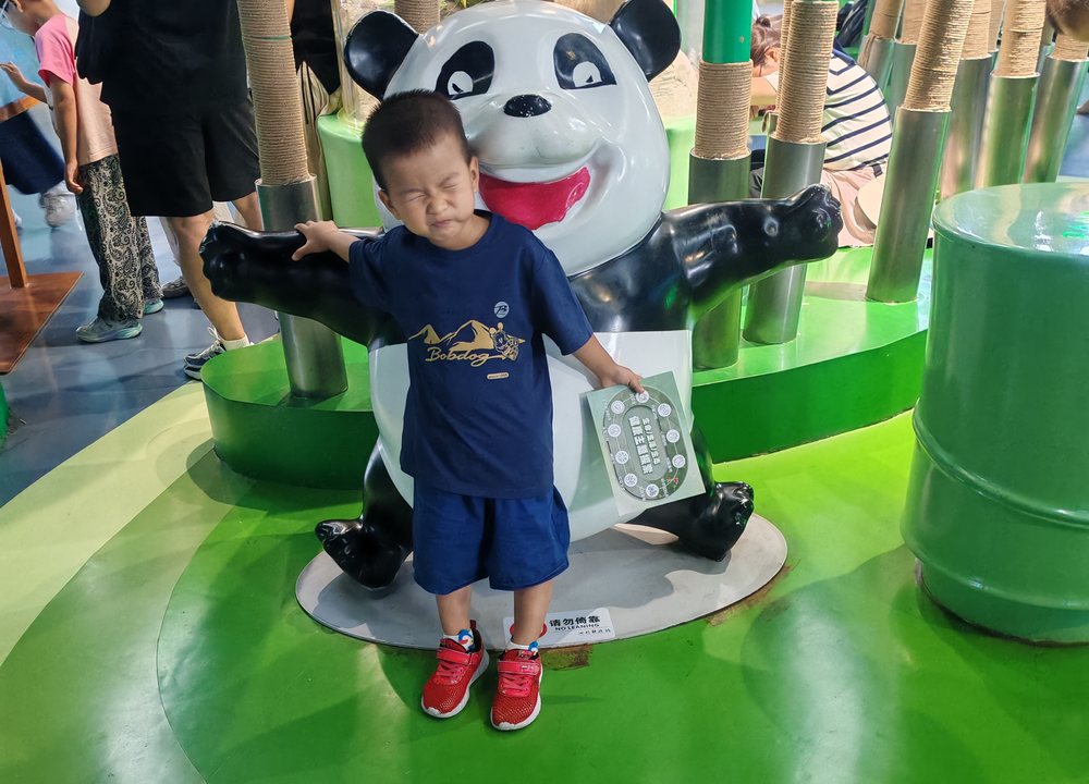 睿达和爸爸在科技馆栏杆旁